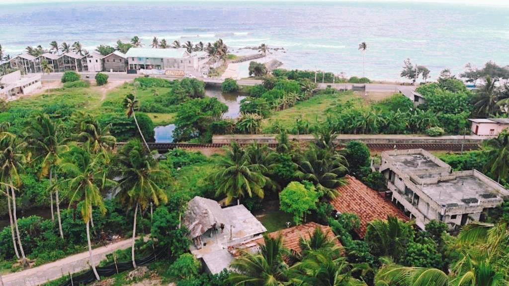 Lotus Surf House Hotel Midigama East Ngoại thất bức ảnh