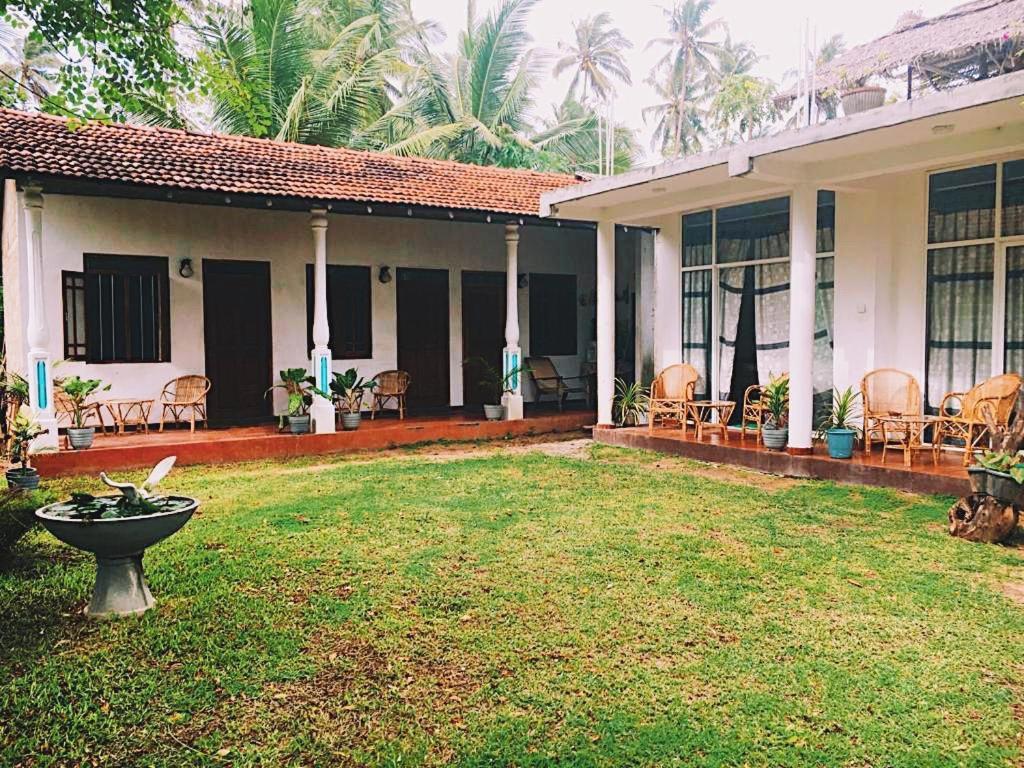 Lotus Surf House Hotel Midigama East Ngoại thất bức ảnh