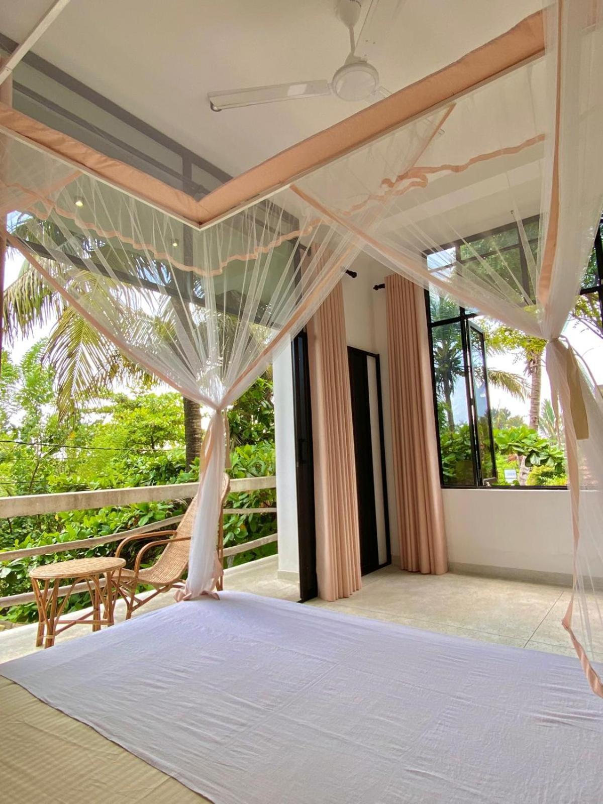 Lotus Surf House Hotel Midigama East Ngoại thất bức ảnh
