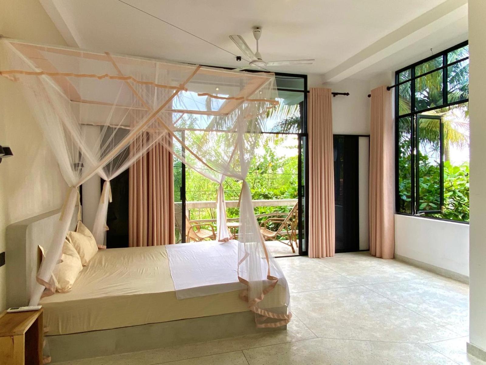 Lotus Surf House Hotel Midigama East Ngoại thất bức ảnh