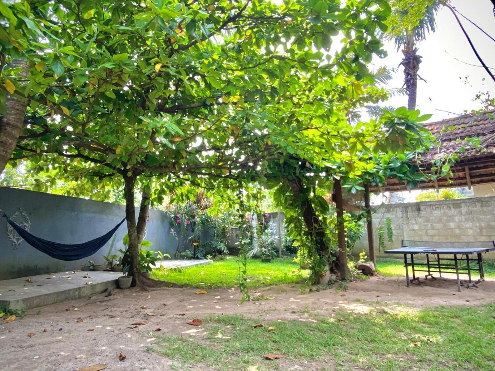 Lotus Surf House Hotel Midigama East Ngoại thất bức ảnh