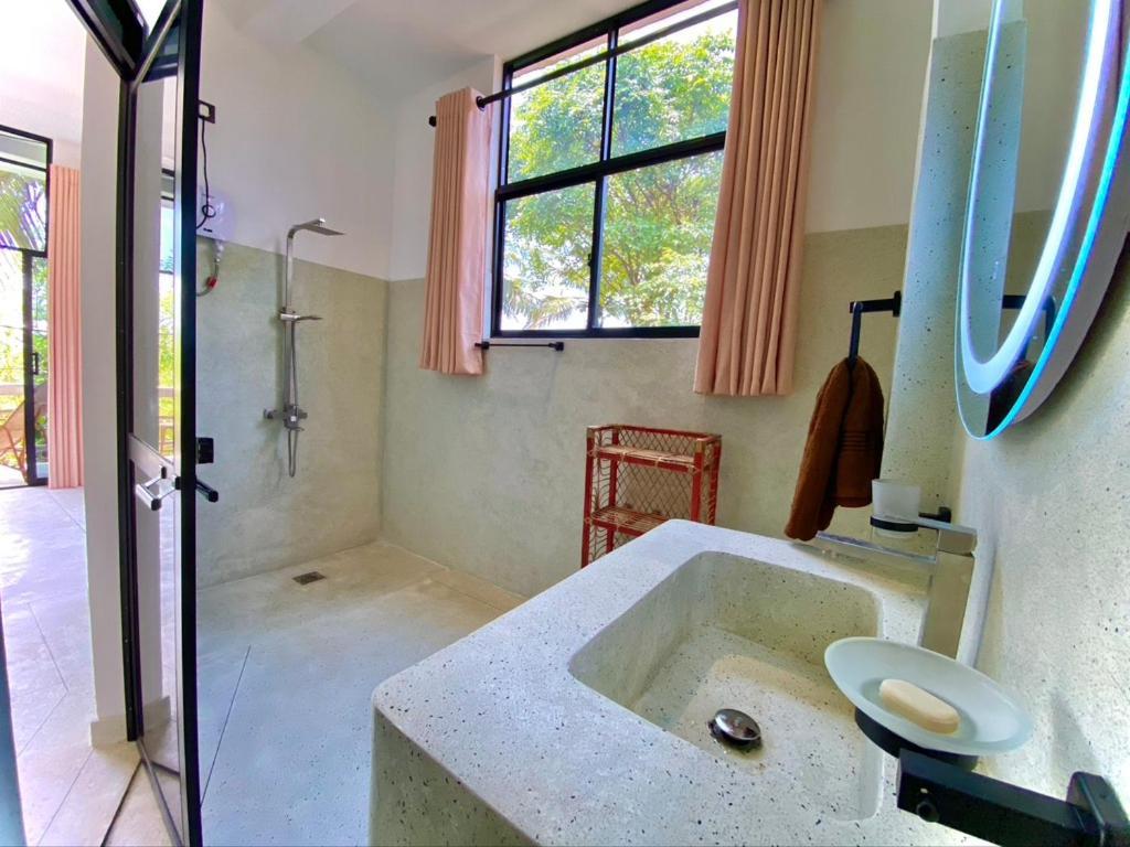 Lotus Surf House Hotel Midigama East Ngoại thất bức ảnh